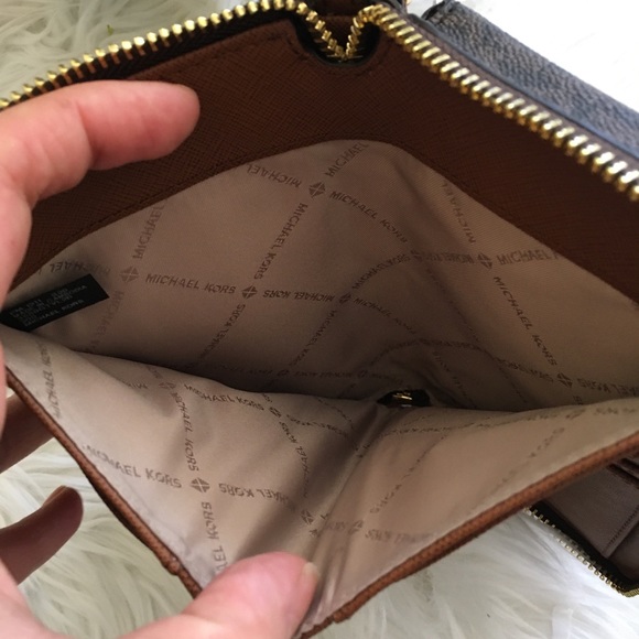 Final sale ✨Michael Kors phone holder wallet - Picture 5 of 8